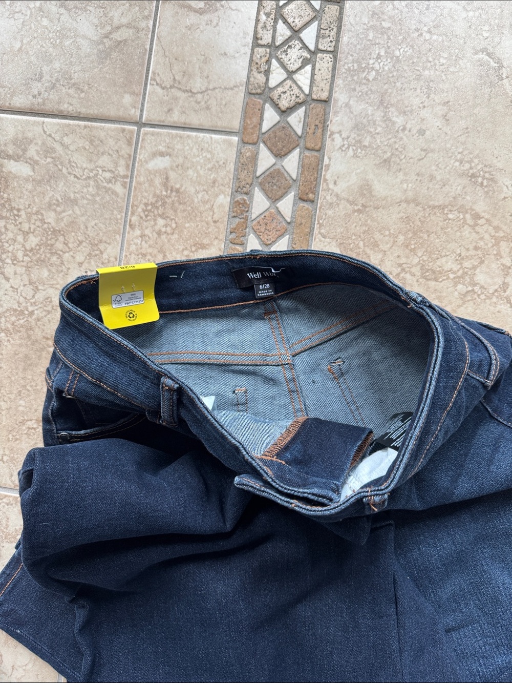 Well Worn Dark Blue High-Rise JeansSIZE 6